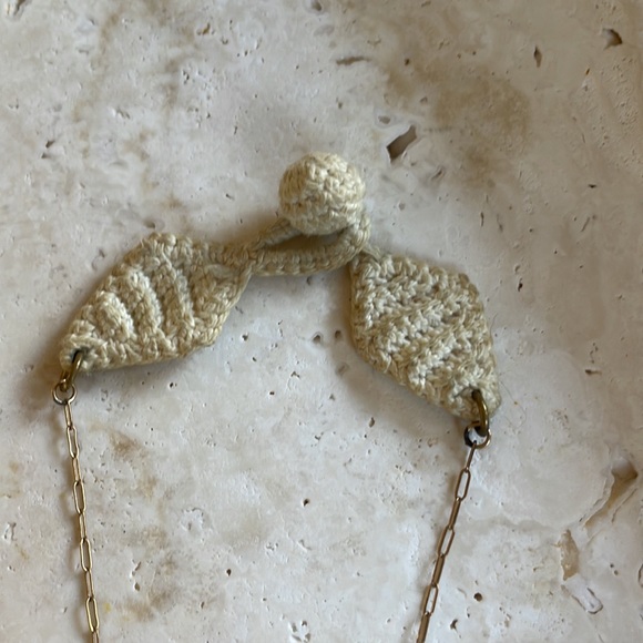 Vintage necklace with “K” petite doilies in box frame. 20” crochet clasp. - Picture 5 of 6